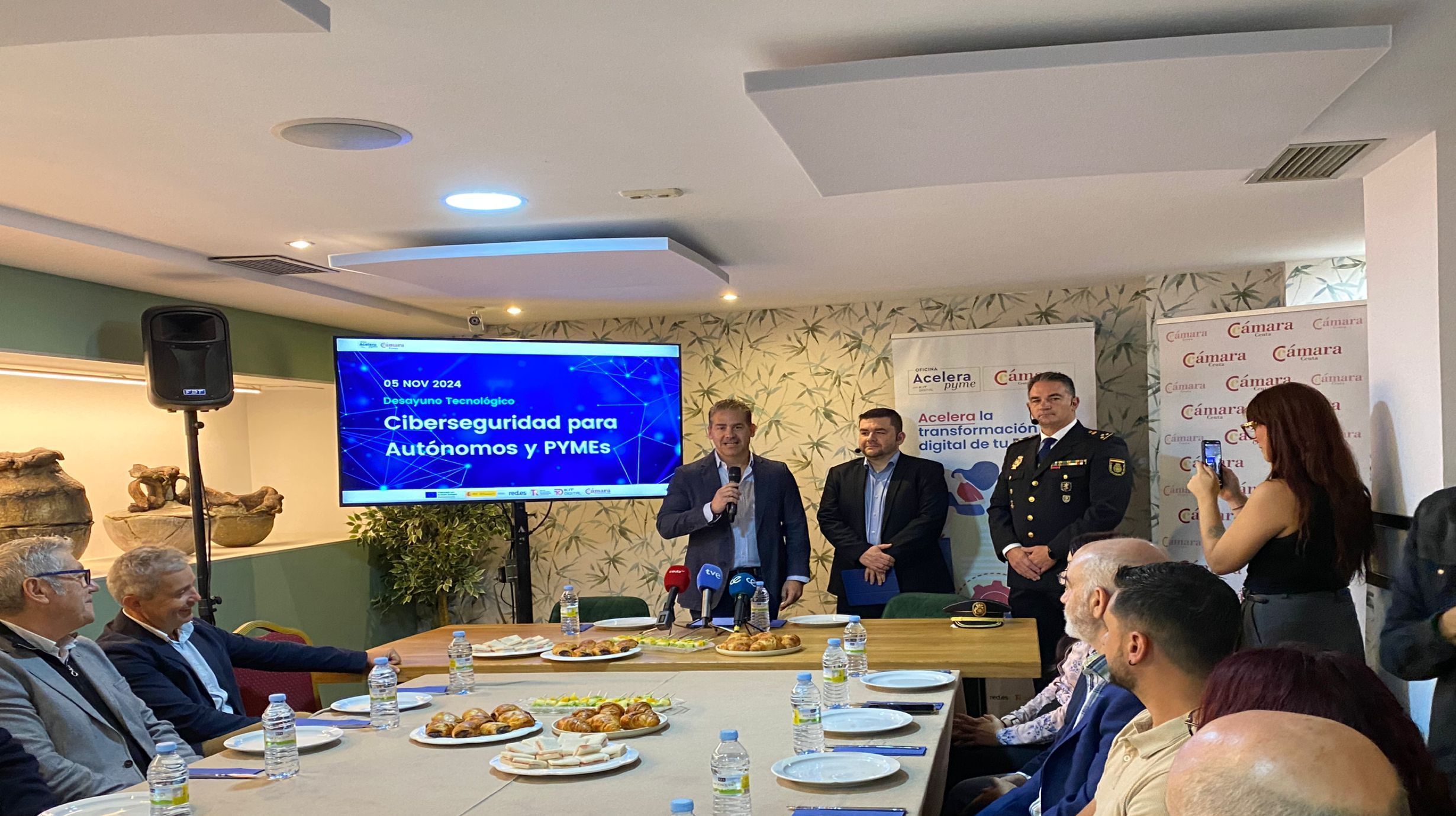 Karim Bulaix presentando el Desayuno Tecnológico junto a Félix Alonso, en el centro, y Giovani Barbosa